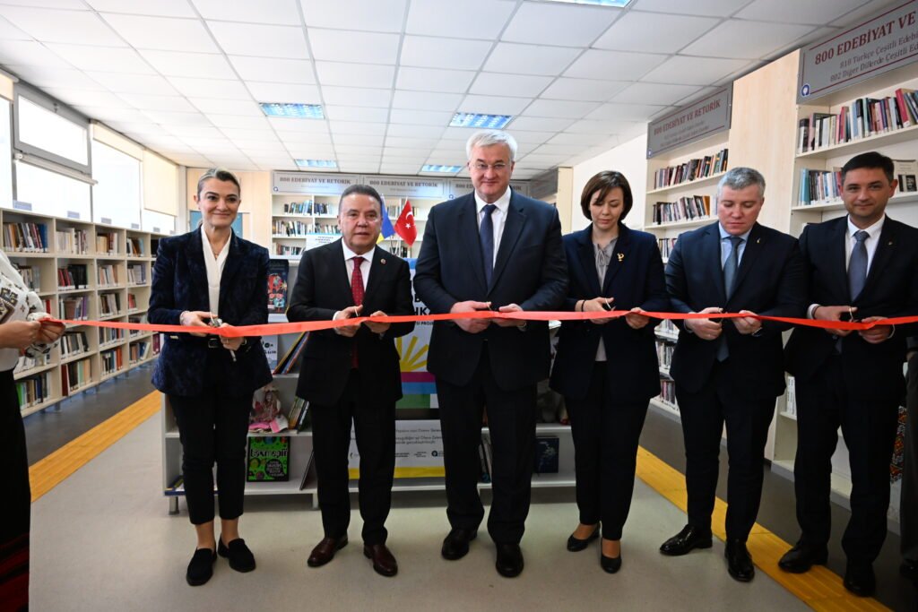 BAŞKAN MUHİTTİN BÖCEK İLE UKRAYNALI BAKAN’DAN ANLAMLI AÇILIŞ - Mega TV Dogan Hizlan Kutuphanesinde Ukrayna Kitap Kosesi acildi 7 - Mega TV