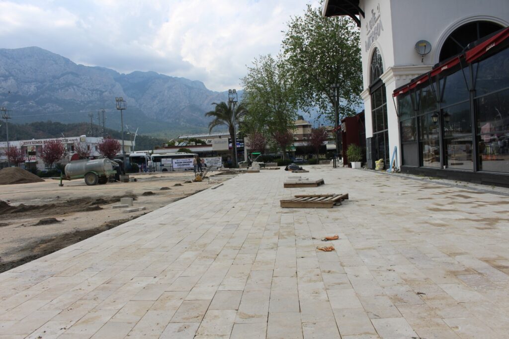 Kemer Cumhuriyet Meydani yenileniyor 3 - Mega TV