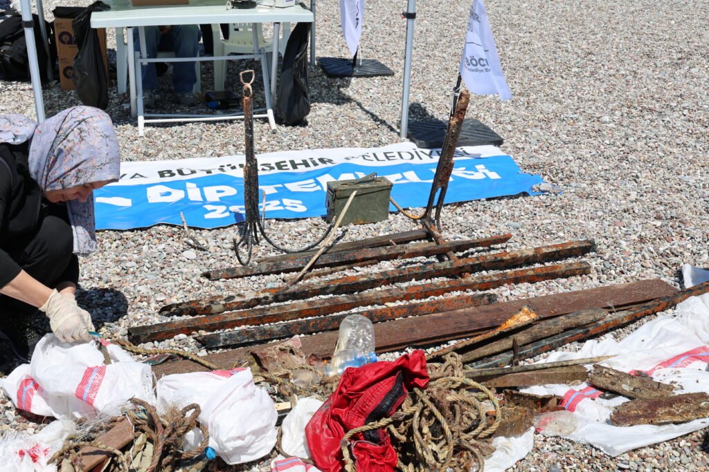 Konyaaltı Sahili'nde Deniz Dibi Temizliği Yapıldı - Mega TV Konyaalti Sahilinde deniz dibi temizligi 10 - Mega TV