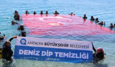 Konyaaltı Sahili’nde Deniz Dibi Temizliği Yapıldı