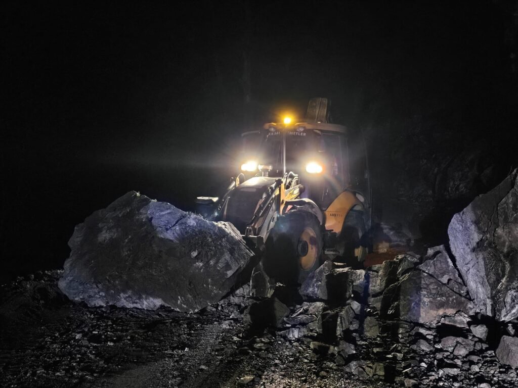 HEYELAN NEDENİYLE KAPANAN TAŞATAN YOLU AÇILDI - Mega TV WhatsApp Image 2025 04 07 at 11.19.40 1 - Mega TV