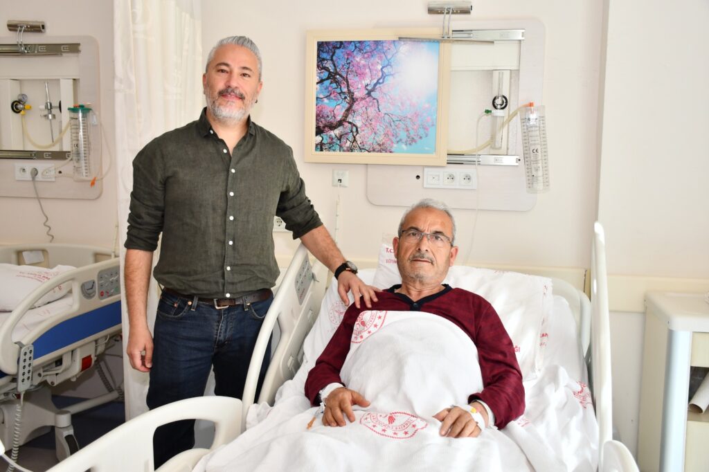 ALANYA'DA PROSTAT KANSERİ AMELİYATI İLK KEZ LAPAROSKOPİK YÖNTEMLE YAPILDI - Mega TV WhatsApp Image 2025 04 10 at 14.02.49 1 - Mega TV
