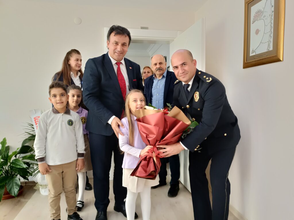 Polis Haftası'nda Duygu Yüklü Ziyaret: Öğrencilerden Anlamlı Kutlama - Mega TV WhatsApp Image 2025 04 10 at 22.43.17 - Mega TV