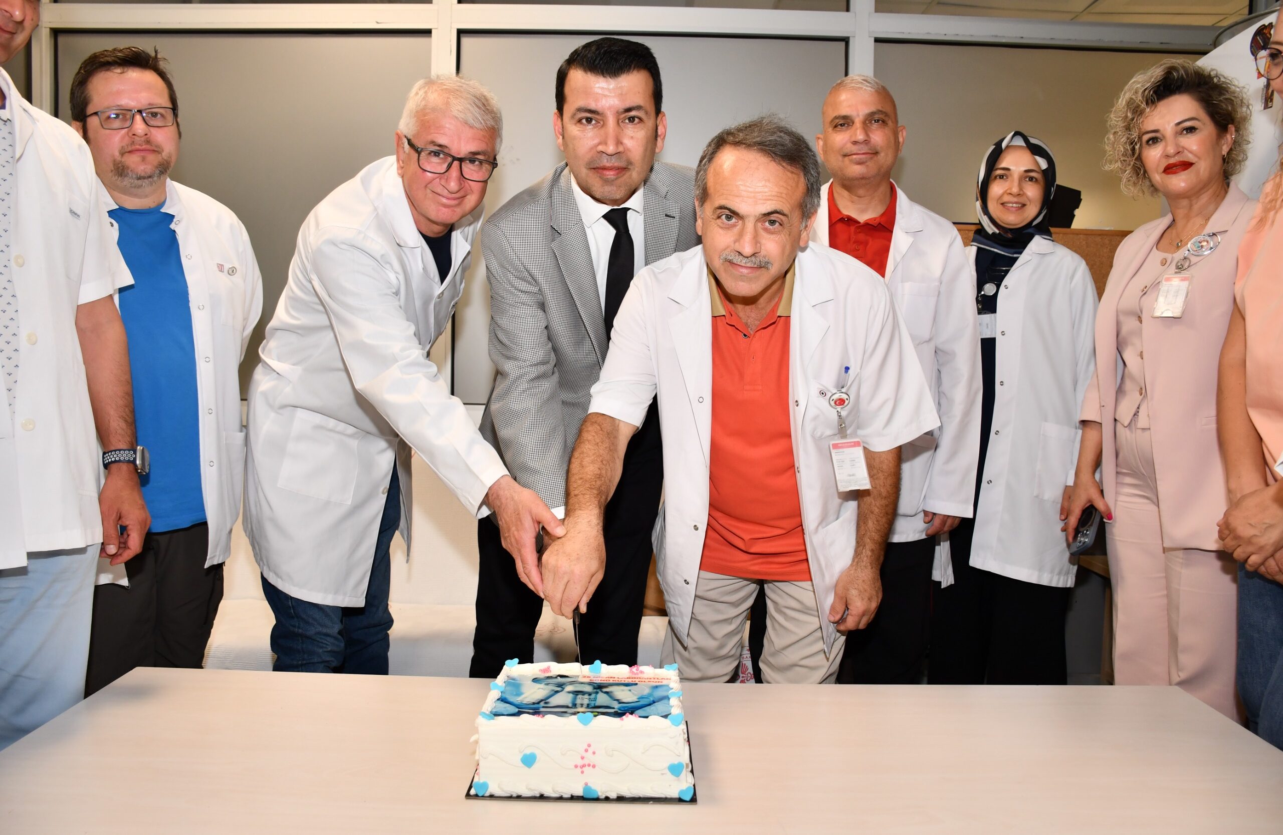 LABORANTLAR ÖZEL GÜNLERİNDE UNUTULMADI!