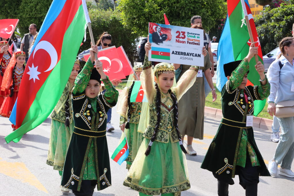 ANTALYA SOKAKLARI DÜNYA ÇOCUKLARIYLA ŞENLENDİ - Mega TV konuk cocuklar kortej 4 - Mega TV