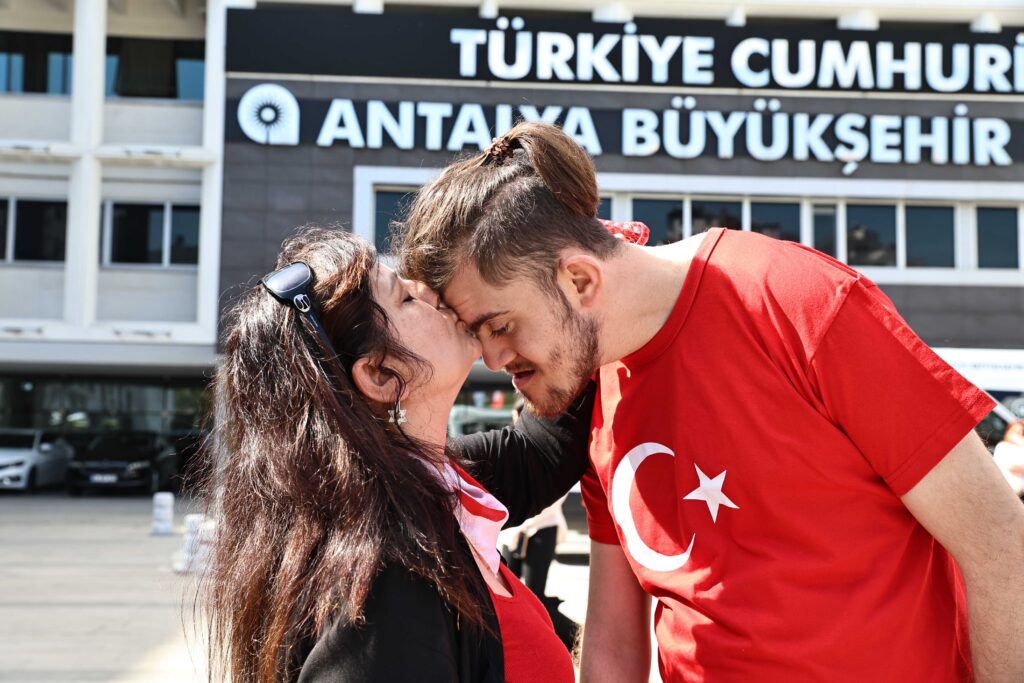 Engelliler Haftasinda duygusal asker ugurlamasi 1 - Mega TV