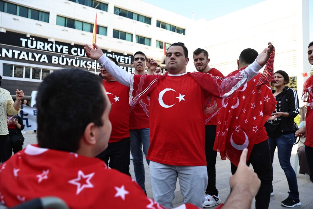 Engelliler Haftasinda duygusal asker ugurlamasi 2 - Mega TV