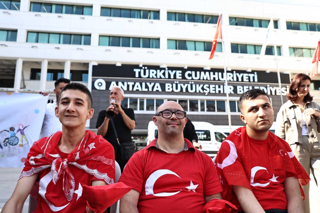 Engelliler Haftasinda duygusal asker ugurlamasi 8 - Mega TV