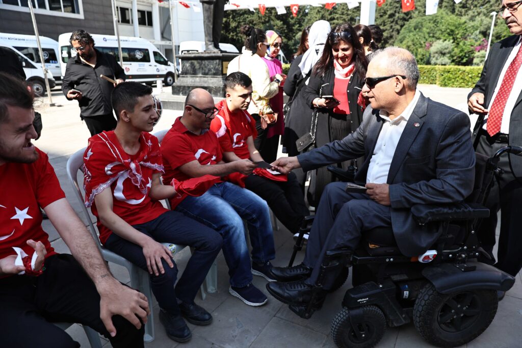 Temsili Askerlik Yapacak Engelli Bireylere Davullu-Zurnalı Uğurlama - Mega TV Engelliler Haftasinda duygusal asker ugurlamasi 9 - Mega TV