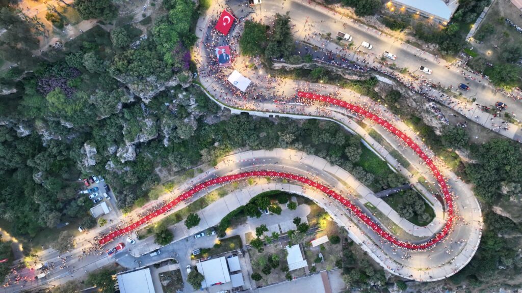 Antalyalılar Tek Yürek Oldu - Mega TV Fener Alayinda gurur Ceza konserinde cosku yasandi 10 - Mega TV