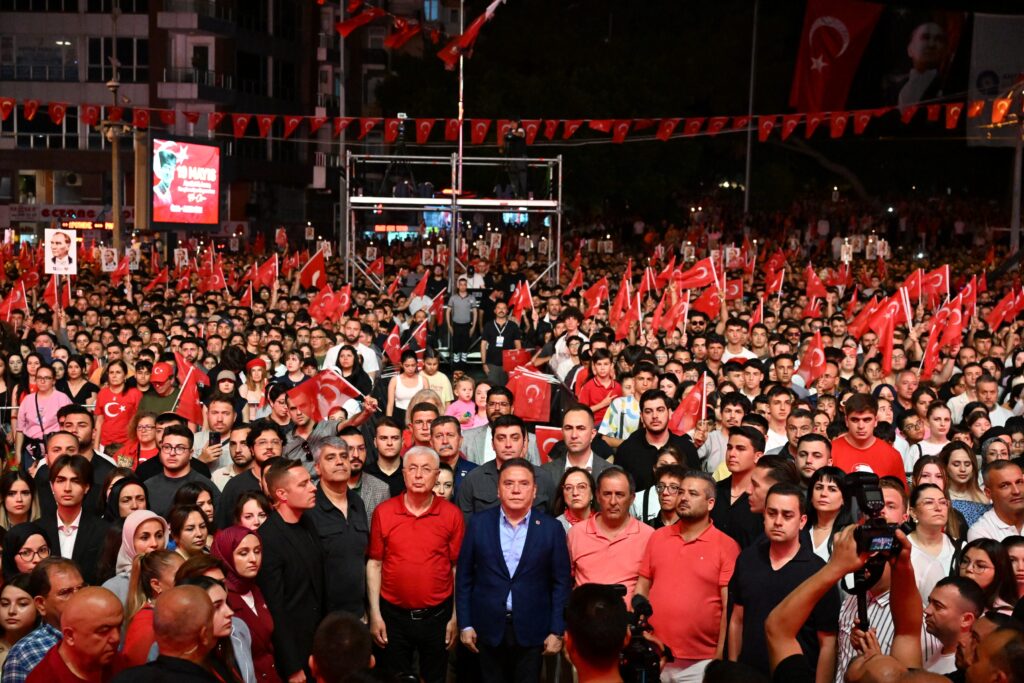 Fener Alayinda gurur Ceza konserinde cosku yasandi 15 - Mega TV