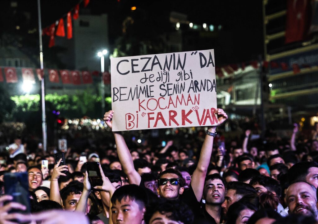 Fener Alayinda gurur Ceza konserinde cosku yasandi 2 - Mega TV