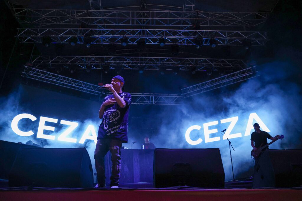 Antalyalılar Tek Yürek Oldu - Mega TV Fener Alayinda gurur Ceza konserinde cosku yasandi 6 - Mega TV