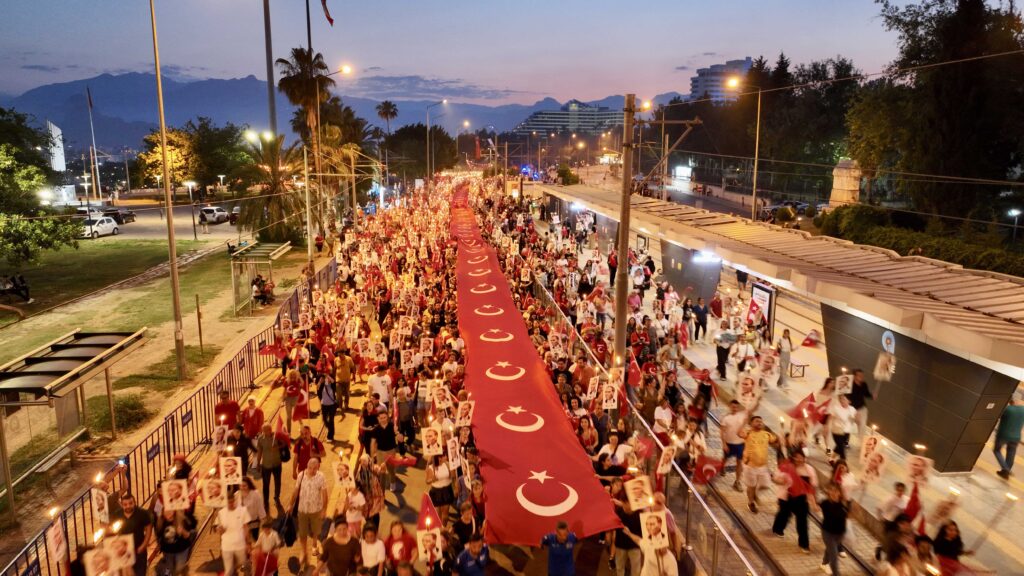 Antalyalılar Tek Yürek Oldu - Mega TV Fener Alayinda gurur Ceza konserinde cosku yasandi 7 - Mega TV