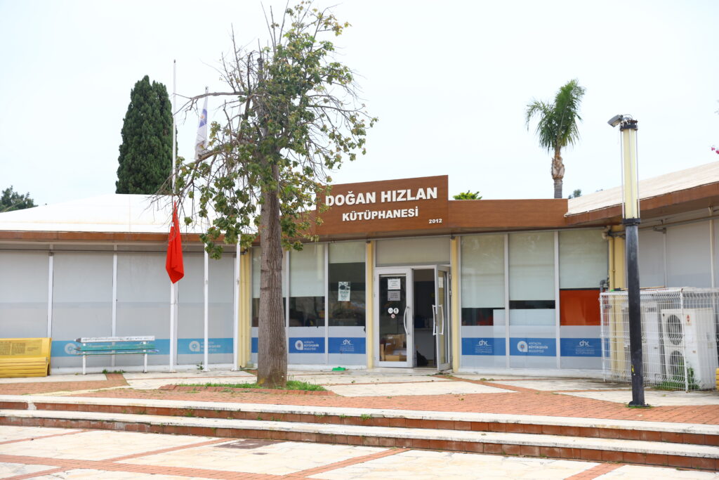 Kitaplar Antalyadan yola cikiyor Turkiyeyi aydinlatiyor 1 - Mega TV