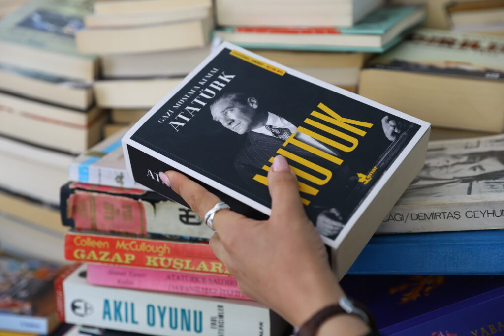 Kitaplar Antalyadan yola cikiyor Turkiyeyi aydinlatiyor 3 - Mega TV