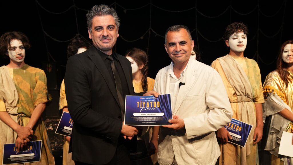 Alanya Belediyesi Liselerarası Tiyatro Festivali Coşkuyla Başladı - Mega TV WhatsApp Image 2025 05 08 at 11.08.44 1 - Mega TV