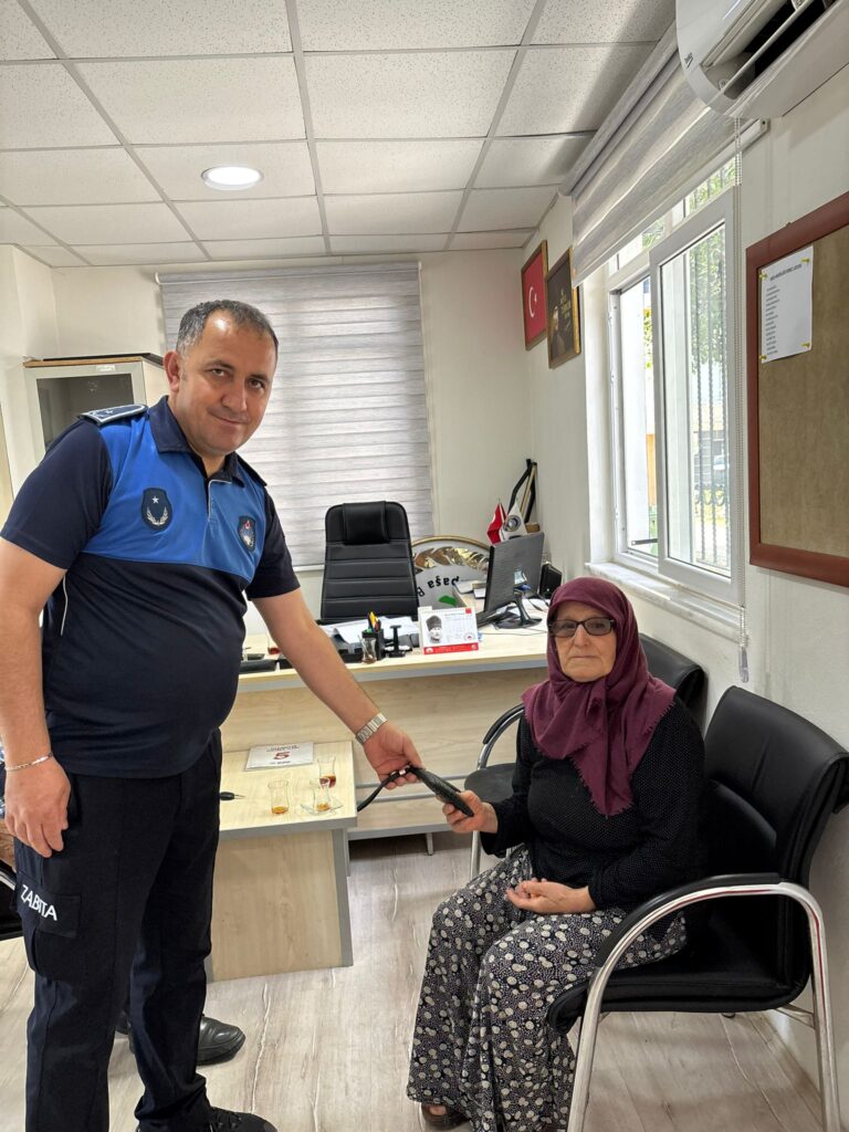 Zabıta Ekipleri Buldukları Cüzdanları Sahiplerine Teslim Etti - Mega TV WhatsApp Image 2025 05 12 at 16.27.29 - Mega TV