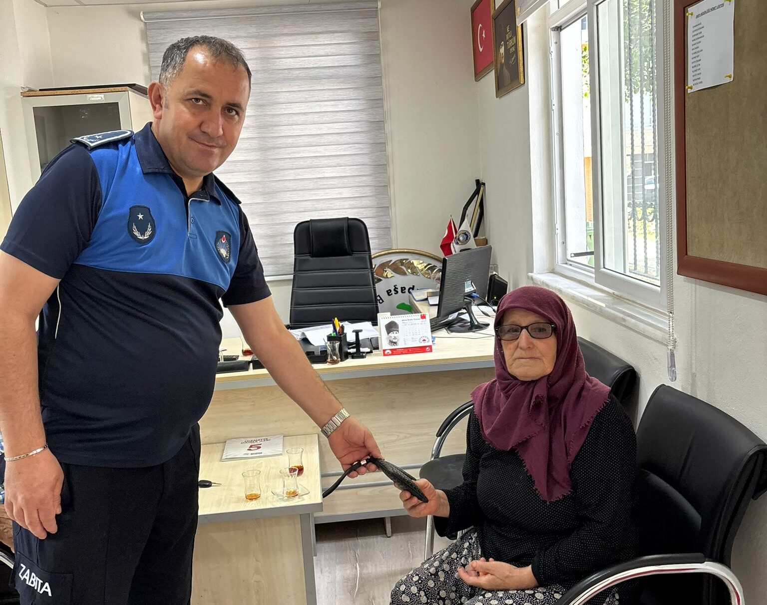 Zabıta Ekipleri Buldukları Cüzdanları Sahiplerine Teslim Etti