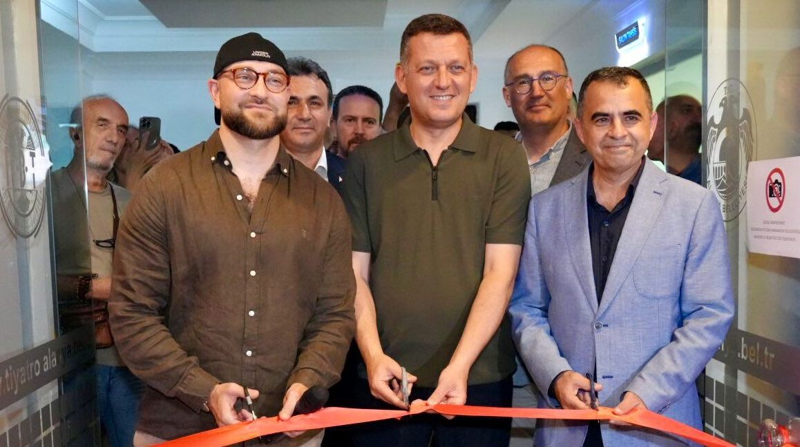 Kültürel Sınırları Aşan Sergi: Rus Sanatçılardan Görsel Manifesto - Mega TV WhatsApp Image 2025-05-15 at 17.27.23 (4)