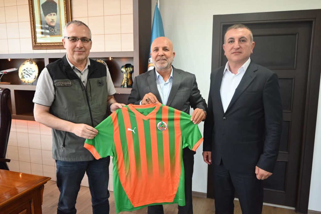 Ormanların Yeni Emanetçisine Ziyaret: Çavuşoğlu'ndan Forma Jesti - Mega TV WhatsApp Image 2025 05 15 at 20.00.05 1 - Mega TV