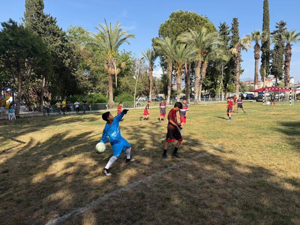 Gençlik Haftasında Sporun Coşkusu: Saha Hem Mücadele Hem Dostluk Dolu! - Mega TV WhatsApp Image 2025 05 15 at 20.59.21 1 - Mega TV