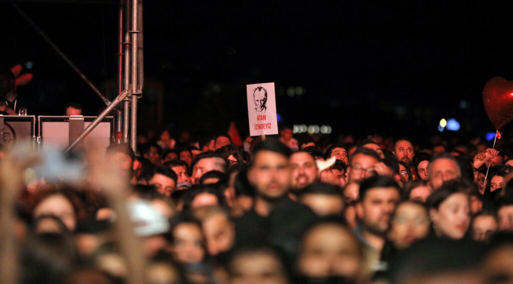 Alanya'da 19 Mayıs Coşkusu Gökhan Özen Konseri İle Taçlandı - Mega TV WhatsApp Image 2025 05 20 at 02.06.46 - Mega TV