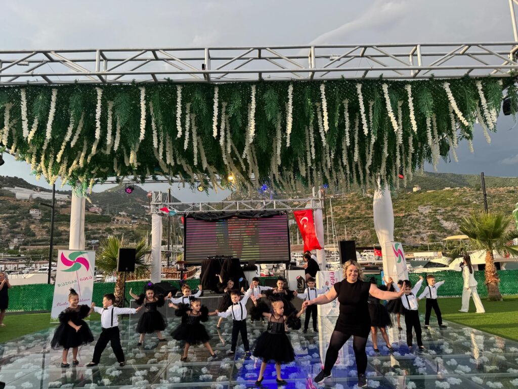 Rüzgar Gülü Gibi Renkli ve Umutlu: Mezuniyetle Yeni Bir Sayfa Açıldı - Mega TV WhatsApp Image 2025 05 30 at 18.25.05 - Mega TV
