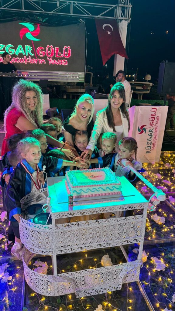 Rüzgar Gülü Gibi Renkli ve Umutlu: Mezuniyetle Yeni Bir Sayfa Açıldı - Mega TV WhatsApp Image 2025 05 30 at 18.25.07 2 - Mega TV