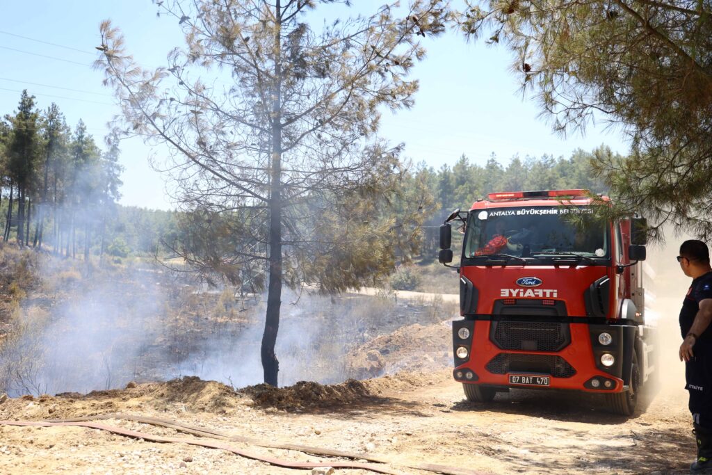 Antalya Büyükşehir İtfaiyesi’nden orman yangınlarına müdahale - Mega TV Itfaiye yangin mudahale 3 - Mega TV