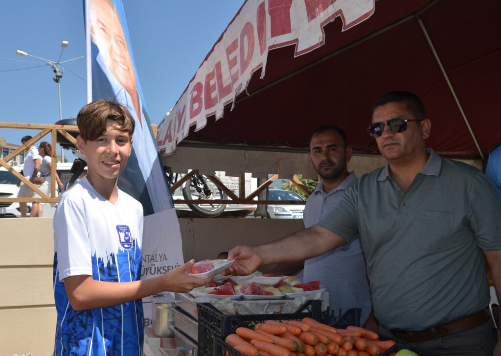 Antalya Büyükşehir Belediyesi’nden Sporculara Meyve Desteği - Mega TV WhatsApp Image 2025 06 26 at 12.11.58 3 - Mega TV
