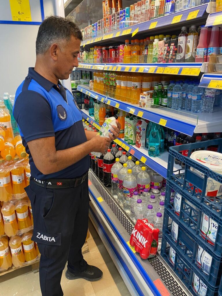 Gazipaşa Belediyesi Zabıta Ekiplerinden Marketlere Sıkı Denetim - Mega TV WhatsApp Image 2025 06 26 at 17.57.49 - Mega TV