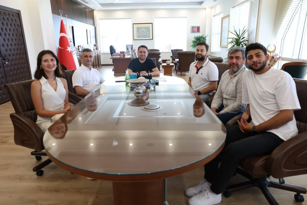 ALKÜ’LÜ ÖĞRENCİLERDEN TEKNOFEST’TE BİRİNCİLİK! GELECEĞİN ENERJİSİNE YÖN VERDİLER - Mega TV ALKU OGRENCILERI TEKNOFEST 2025TE ZIRVEDE 2 1 - Mega TV