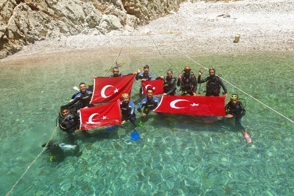 Alkü’den Gökyüzünden Derinliklere 15 Temmuz Mesajı! - Mega TV ALKUDE 15 TEMMUZ ETKINLIKLERLE ANILDI su alti dalis 3 - Mega TV