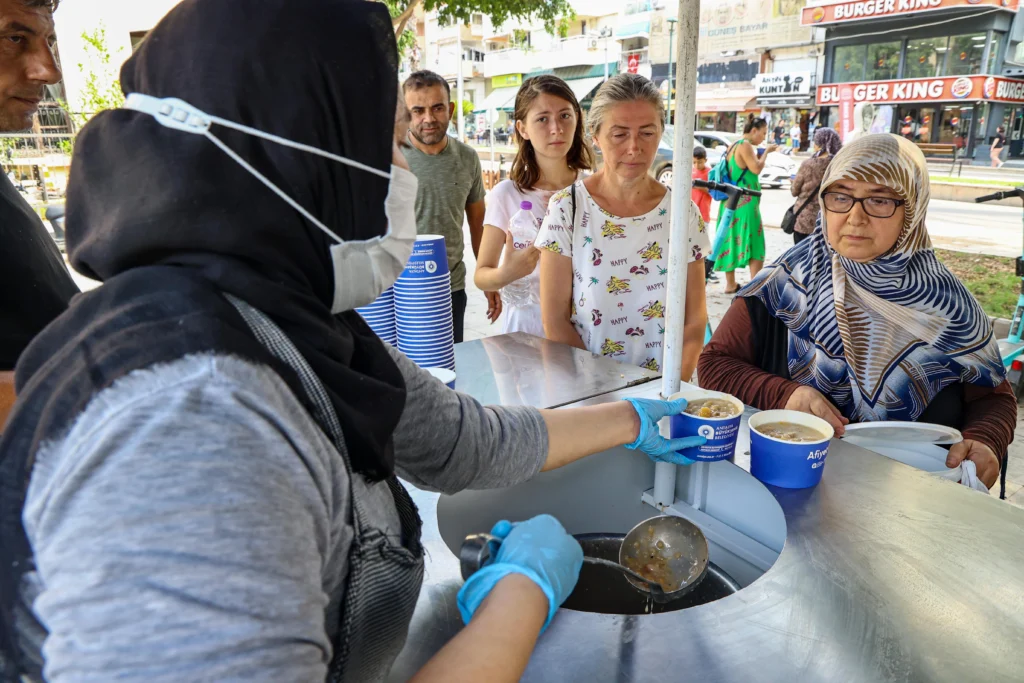 BEREKET KAZANLARI ANTALYA’DA KAYNIYOR: BÜYÜKŞEHİR'DEN 19 İLÇEDE AŞURE İKRAMI - Mega TV Antalya Buyuksehir Belediyesinin geleneksel asure ikramlari devam ediyor 5 - Mega TV