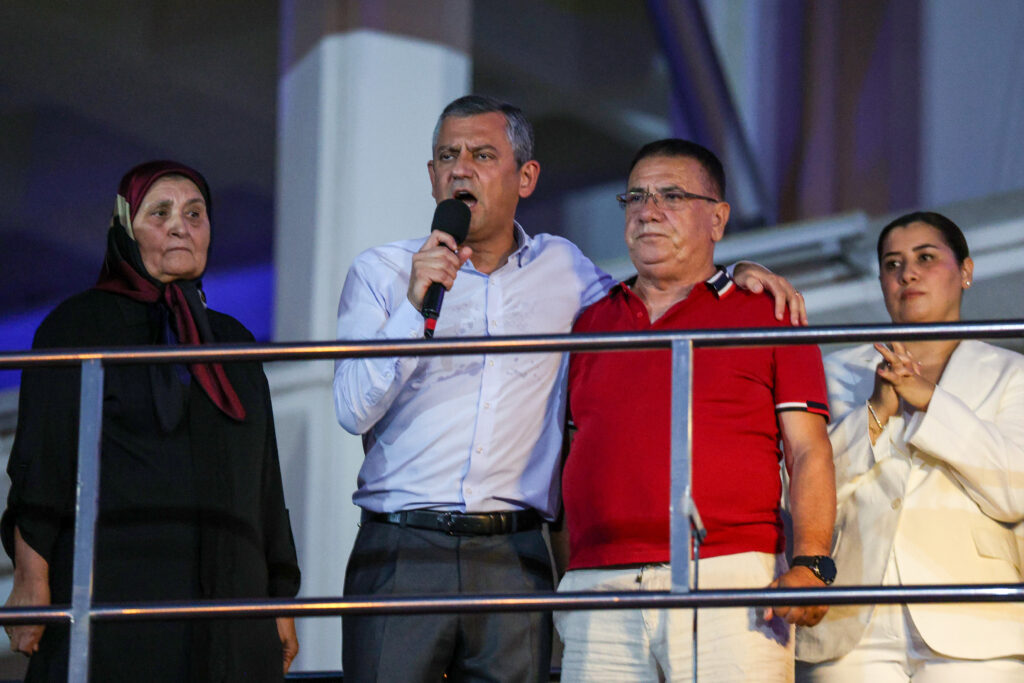 TOROSLAR GİBİ DİMDİK: ANTALYA DEMOKRASİ İÇİN MEYDANDA - Mega TV ozgur ozel miting 12 - Mega TV