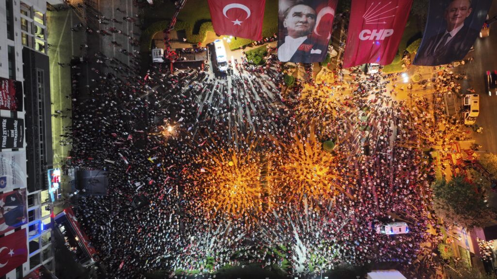 TOROSLAR GİBİ DİMDİK: ANTALYA DEMOKRASİ İÇİN MEYDANDA - Mega TV ozgur ozel miting 4 - Mega TV