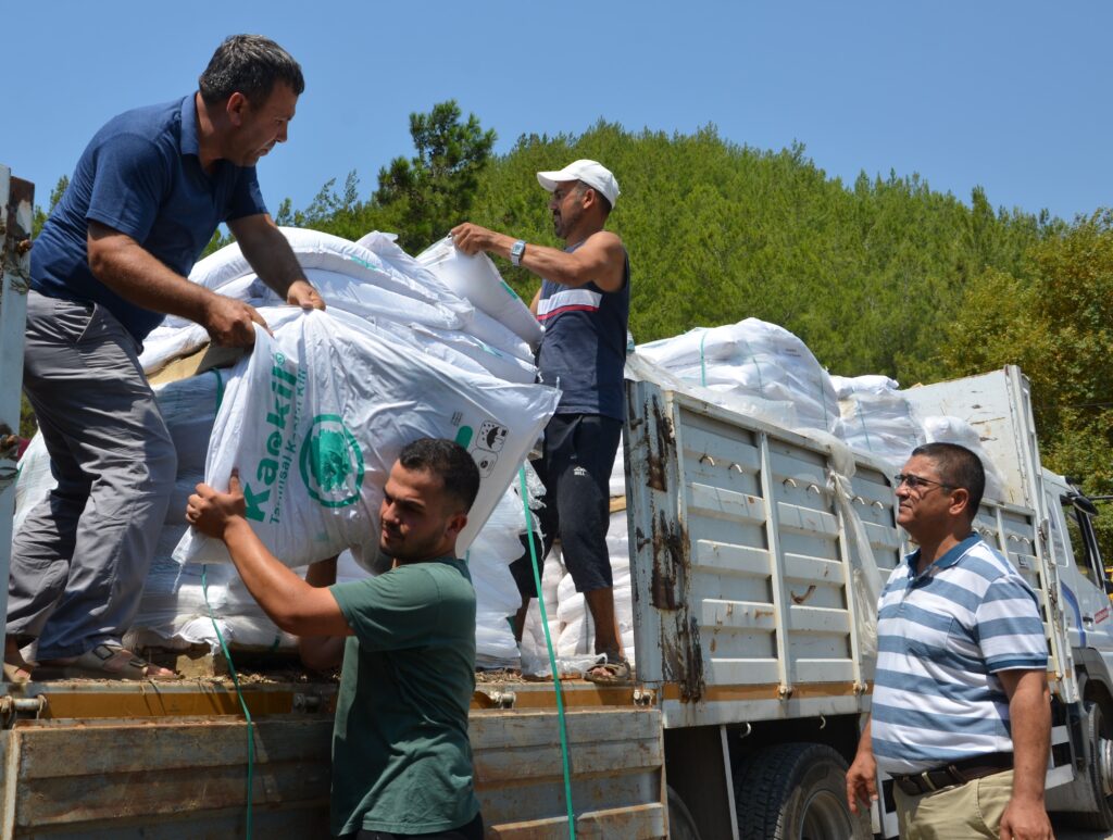 Büyükşehir’den Alanyalı Üreticiye Doğal Destek: 10 Ton Kaolin Kili Dağıtıldı - Mega TV ALANYA KAOLIN DAGITIMI 4 - Mega TV