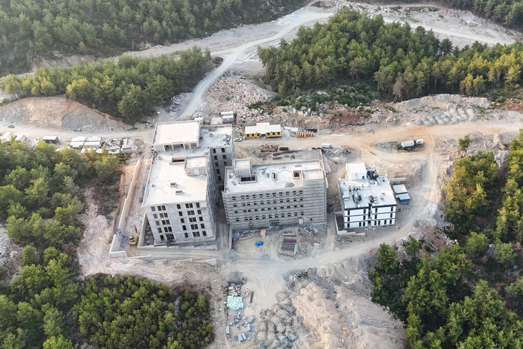 ALKÜ Sağlık Kampüsünde Ortak Derslikler Binası Yükseliyor - Mega TV ALKUDE ORTAK DERSLIKLER BINASININ YAPIMI TUM HIZIYLA SURUYOR 1 - Mega TV