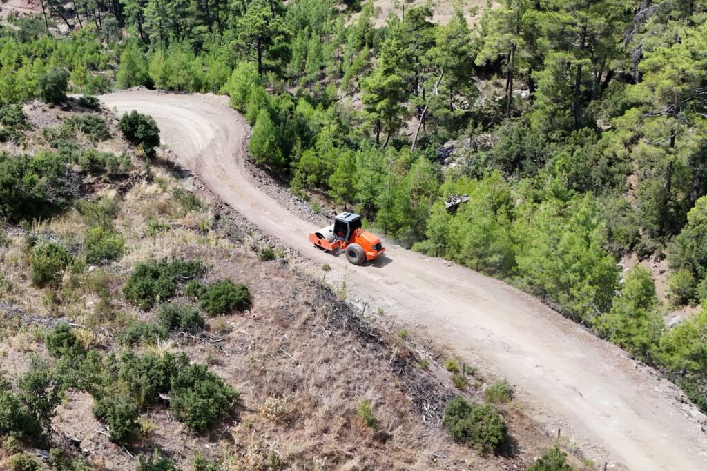 Kumluca Belediyesi Yayla Yollarını Güvenli ve Konforlu Hale Getiriyor - Mega TV DJI 20250826114048 0017 D - Mega TV