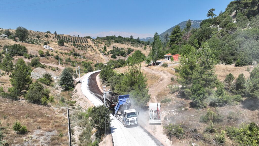 Kemer Ovacık Mahallesi Yolu Asfaltla Buluştu - Mega TV Ovacik Mahallesinin 3.5 kilometrelik yolu asfaltla bulustu 2 - Mega TV