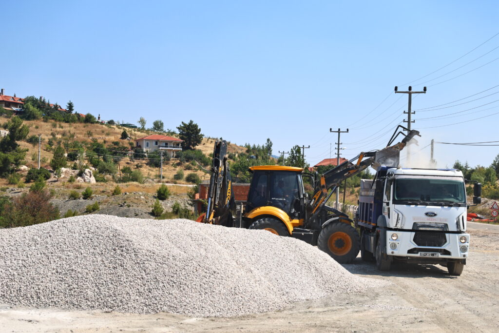 Kemer Ovacık Mahallesi Yolu Asfaltla Buluştu - Mega TV Ovacik Mahallesinin 3.5 kilometrelik yolu asfaltla bulustu 3 - Mega TV