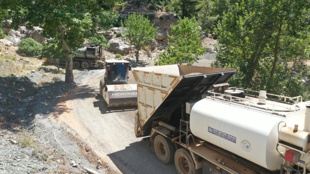 Çığlık Boğazında Asfalt Yol Çalışmaları Başladı - Mega TV WhatsApp Image 2025 08 12 at 19.55.14 2 - Mega TV