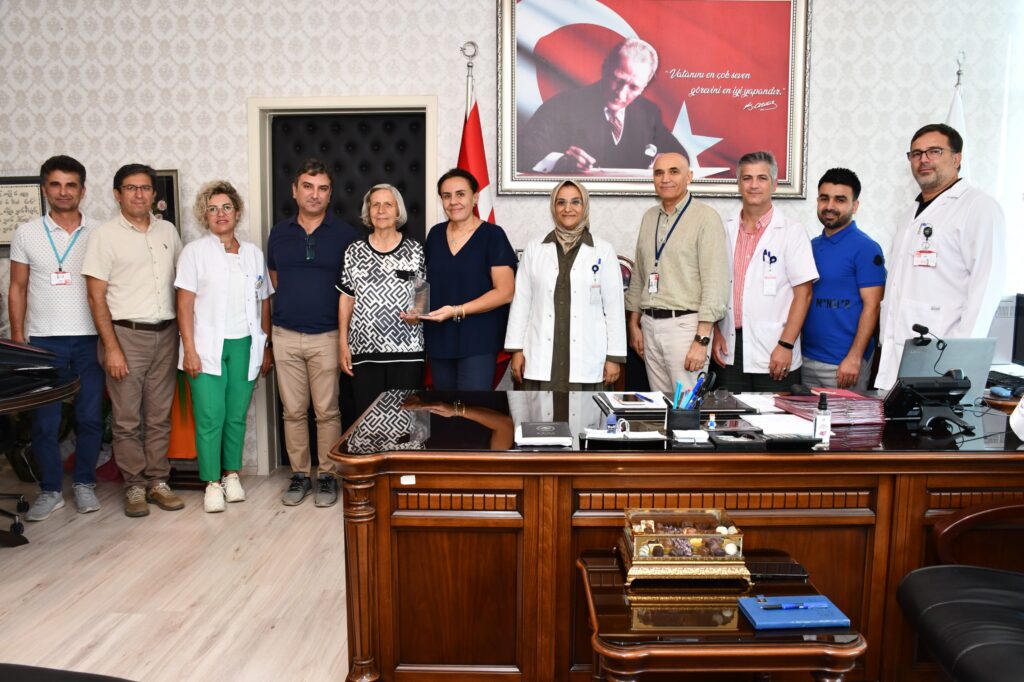 49 Yıllık Hekimlik Yolculuğuna Veda: Uzm. Dr. Seher Ulusoy’a Teşekkür Plaketi - Mega TV WhatsApp Image 2025 08 26 at 16.01.24 - Mega TV