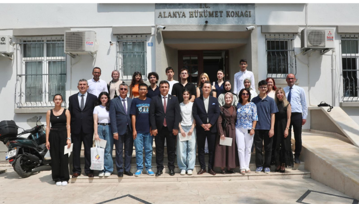 YKS’de Derece Yapan Öğrenciler Kaymakam Öztürk’ün Misafiri Oldu