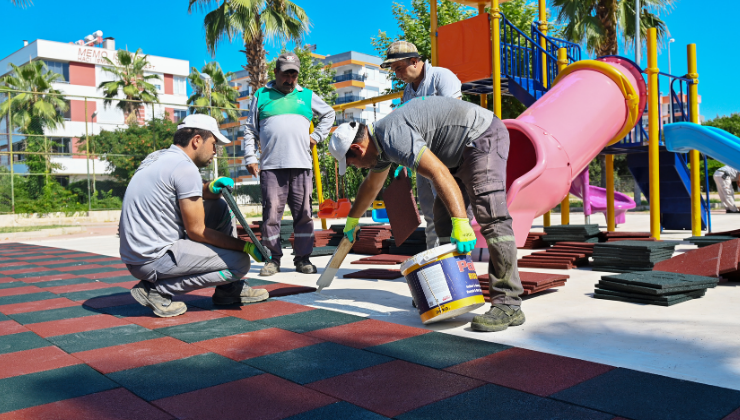 Kumluca Belediyesi Parklarda Kauçuk Zemin Kaplama Çalışmalarına Devam Ediyor
