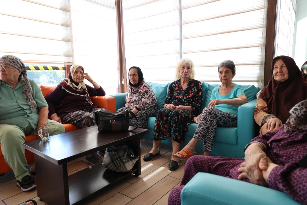 Mavi Ev Alzheimer Farkındalığını Artırıyor: Zihinsel ve Fiziksel Aktivite Hastalığı Yavaşlatıyor - Mega TV Mavi Evde farkindalik calismalari suruyor 1 - Mega TV