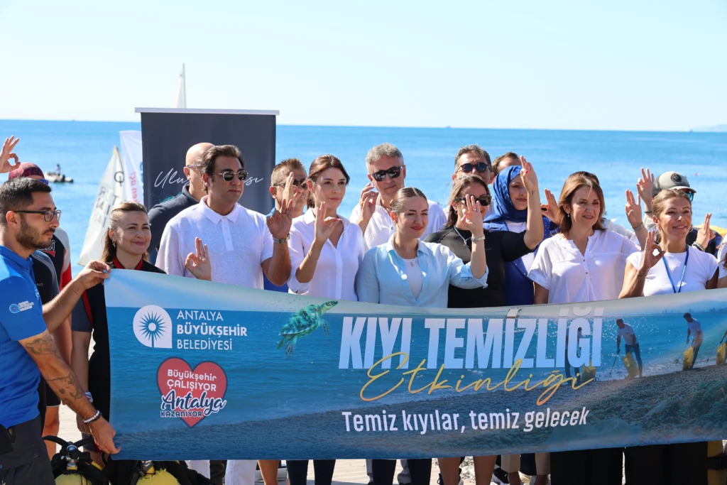 Konyaaltı Sahili Temizlendi: Denizden Şezlong, Lastik ve Tekne Parçaları Çıktı - Mega TV sahilde temizlik calismasi 7 - Mega TV