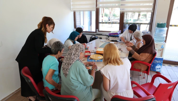 Mavi Ev Alzheimer Farkındalığını Artırıyor: Zihinsel ve Fiziksel Aktivite Hastalığı Yavaşlatıyor