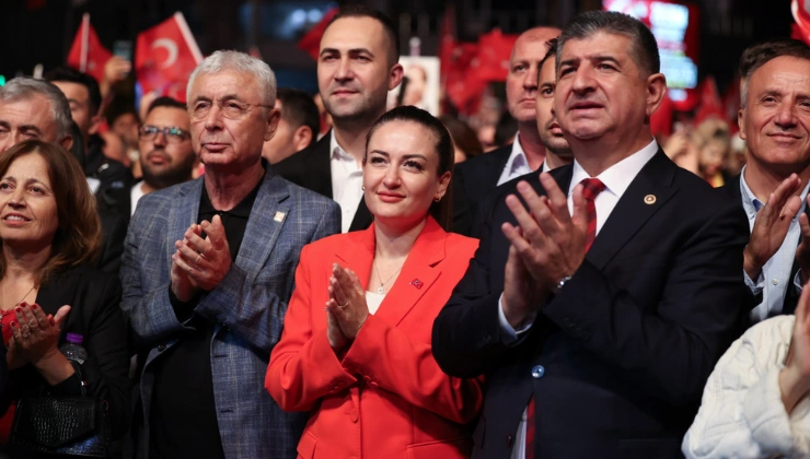 Antalya’da On Binlerce Kişi Candan Erçetin’le “Yaşasın Cumhuriyet” Dedi - Mega TV megatv.com .tr 740420 12 7 - Mega TV